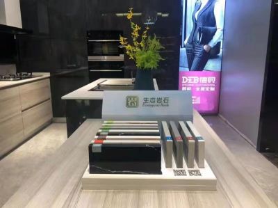 縣政府副縣長周素梅、文旅局副局徐遠(yuǎn)志一行蒞臨聯(lián)弘科技調(diào)研指導(dǎo)
